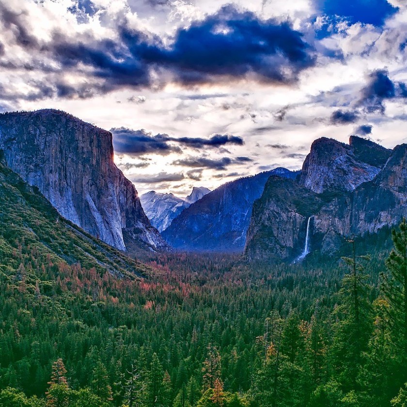 yosemite-inspiration-point a canyon with a mountain in the background